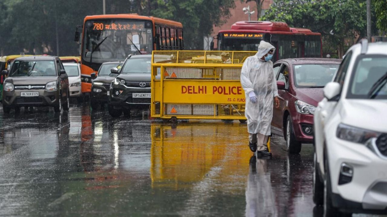 Heavy rain in several areas of Delhi-NCR; IMD issues orange alert