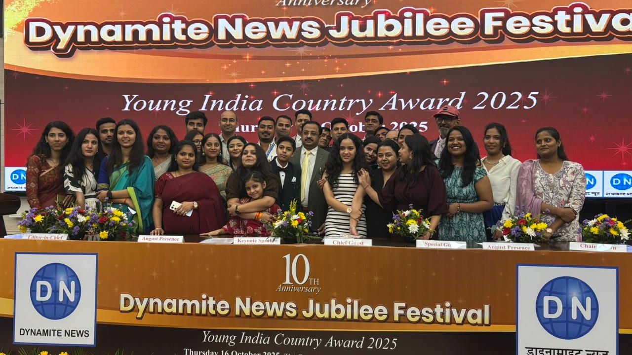 Dynamite News Office group photo