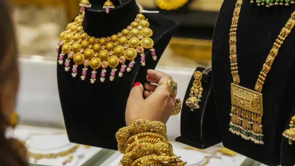 Gold and silver prices continue to rise
