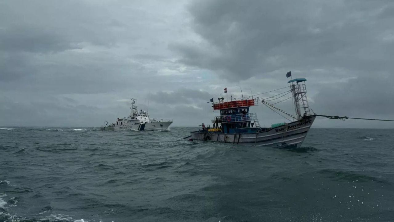 Karnataka: Indian Coast Guard rescues 31 fishermen stranded on a boat in Arabian Sea for 11 days Karnataka: Indian Coast Guard rescues 31 fishermen stranded on a boat in Arabian Sea for 11 days