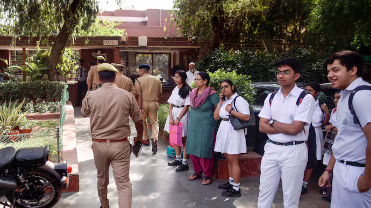 bomb threat delhi school 