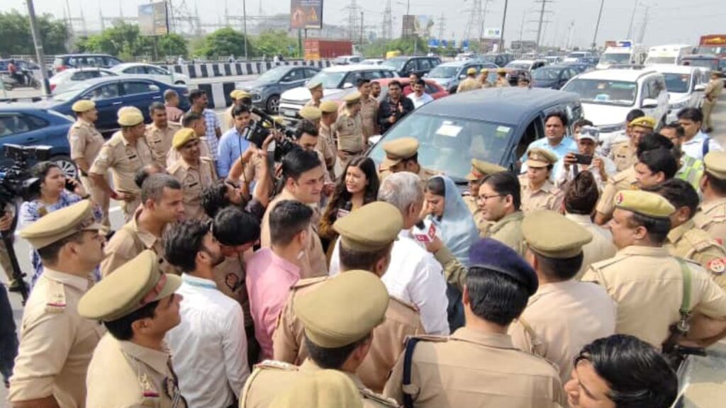 Police stops SP delegation from visiting Bareilly
