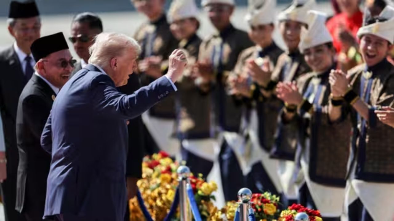 Trump dances with Malaysian performers after he gets off the Air Force One in Kuala Lumpur Trump dances with Malaysian performers after he gets off the Air Force One in Kuala Lumpur