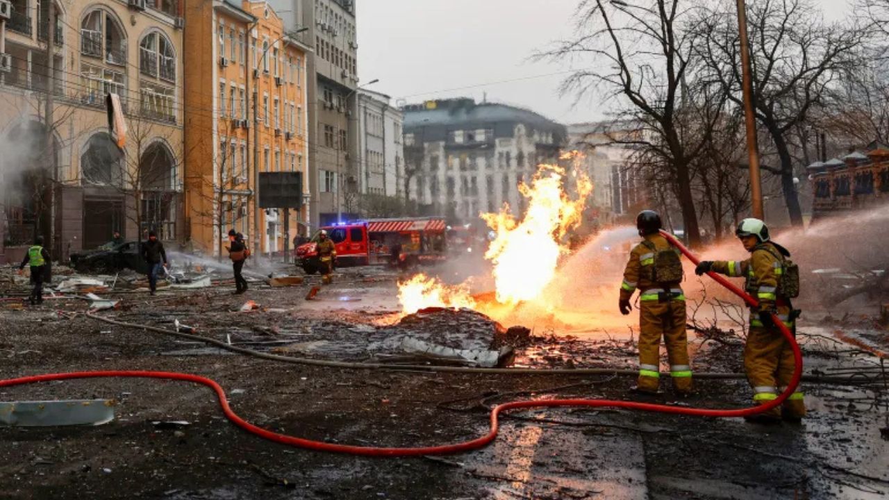 Russia fires ballistic missiles into Ukraine; Buildings catch fire, several dead Russia fires ballistic missiles into Ukraine; Buildings catch fire, several dead