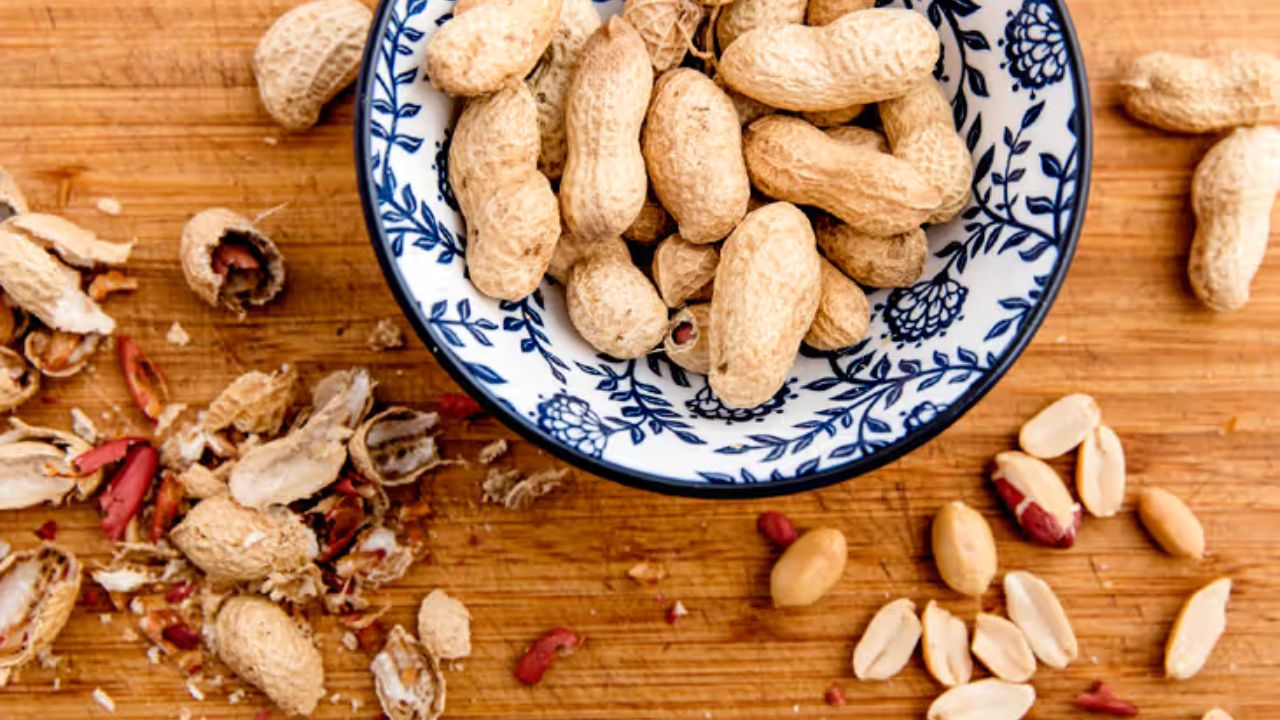 Peanuts provide more protein than eggs and cashews; Know how much is right to eat daily Peanuts provide more protein than eggs and cashews; Know how much is right to eat daily