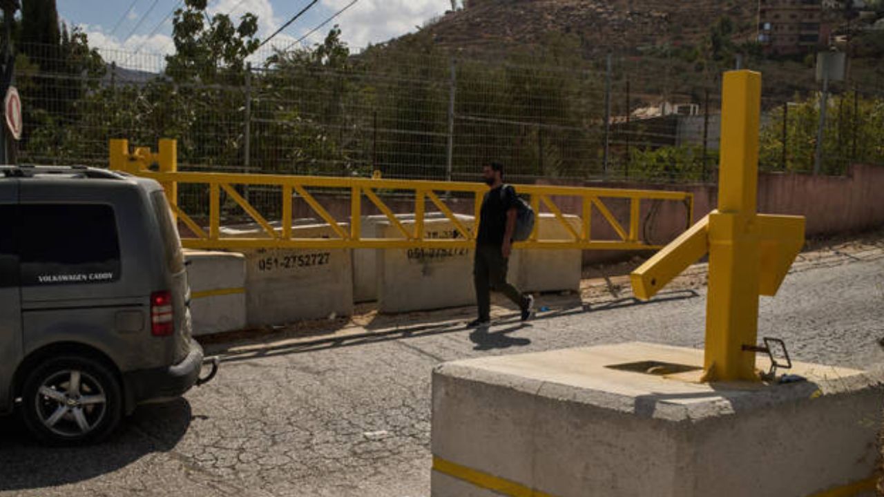 Israel erected nearly 1,000 barriers in West Bank since the war