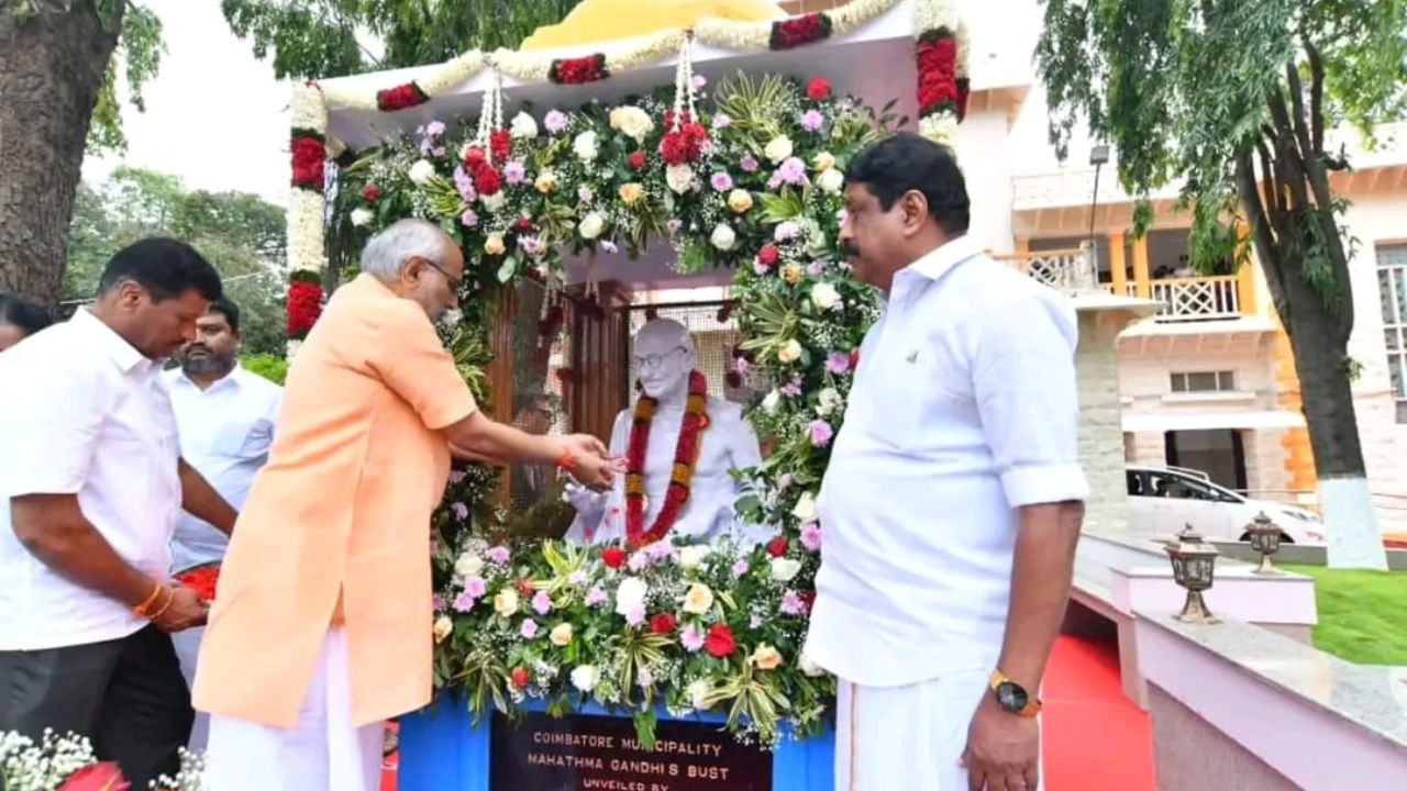 The incident happened before garlanding Gandhi’s statue