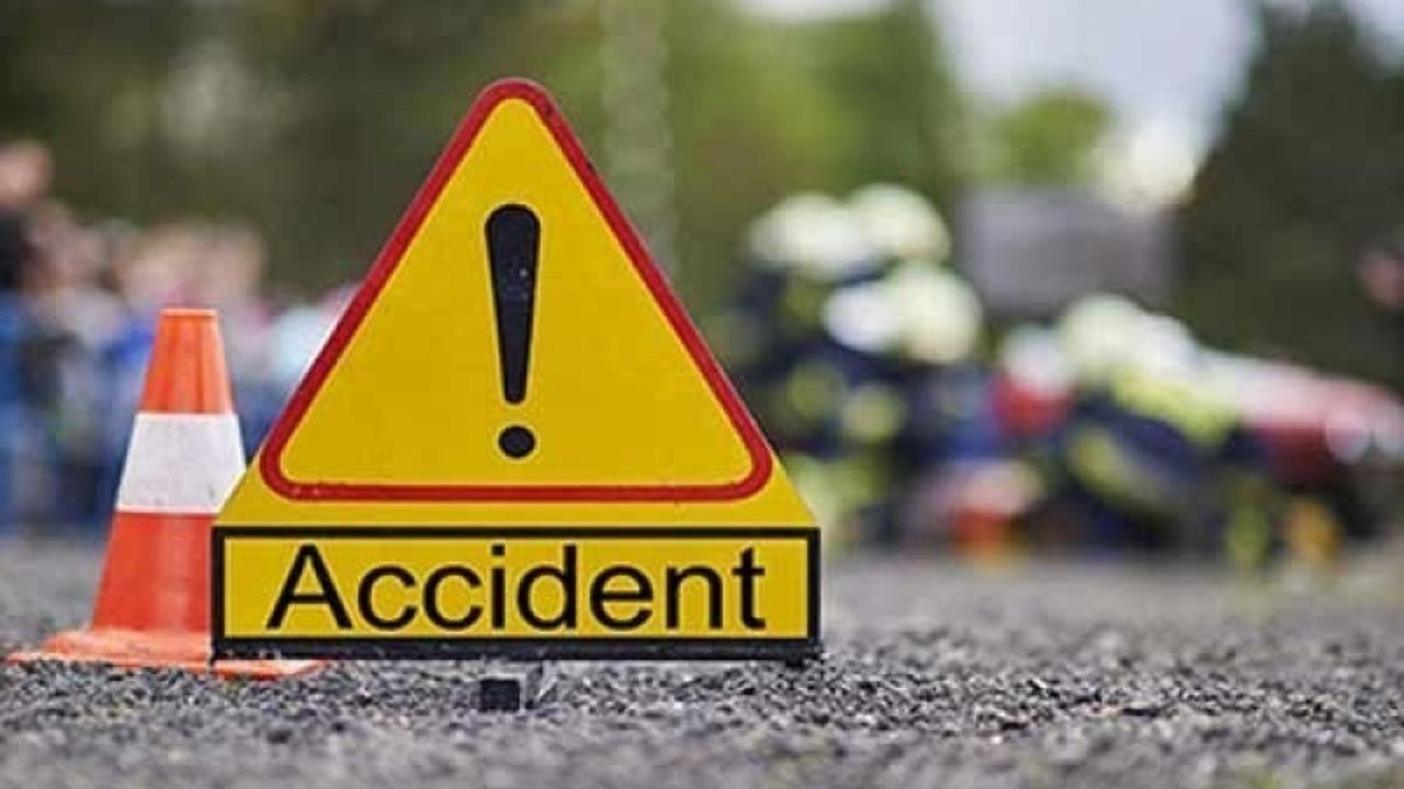 Three killed, several injured as truck rams stationary vehicle on Ahmedabad-Vadodara Expressway Three killed, several injured as truck rams stationary vehicle on Ahmedabad-Vadodara Expressway