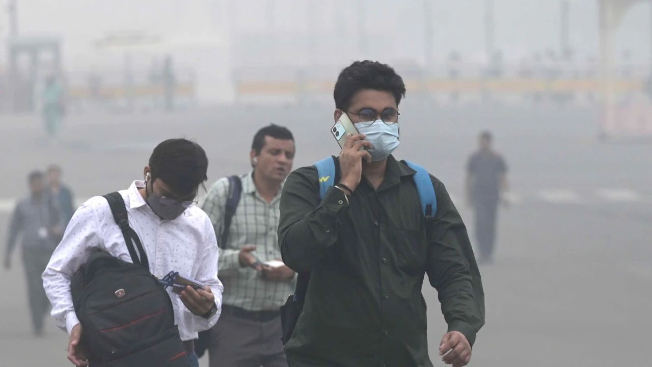 Delhi Smog Alert: AQI soars, experts warn of health risks