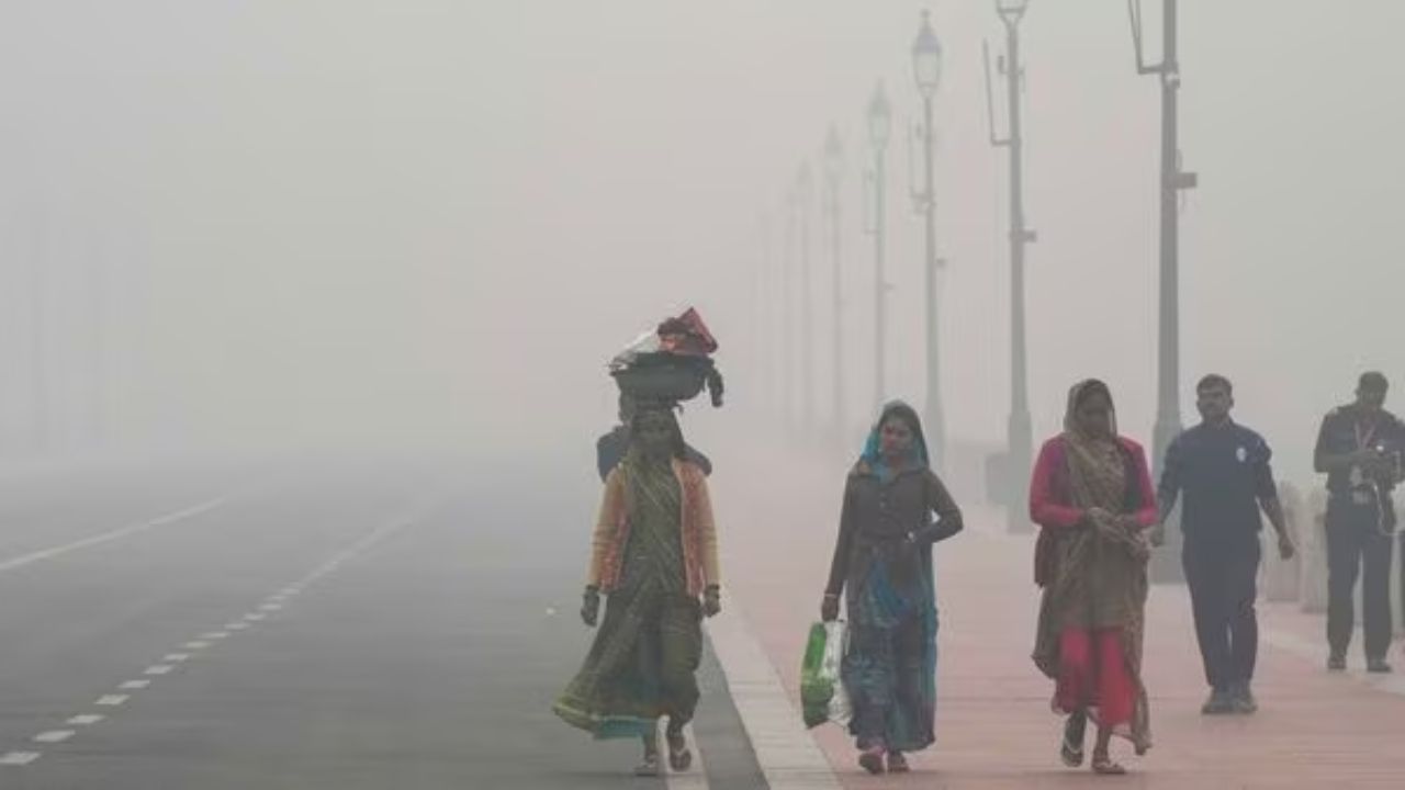 Delhi chokes as 35 areas stay on red alert; Fog and falling temperatures worsen AQI