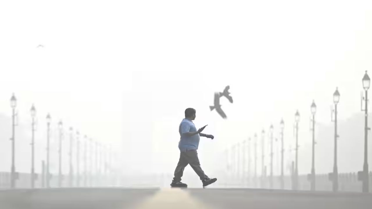 Delhi Chokes: AQI crosses 400 in several areas; Smog continues to worsen