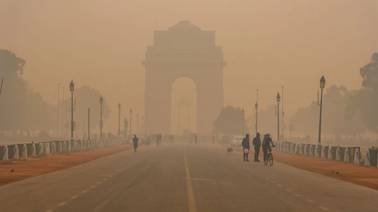Cold and Pollution Grip NCR: Delhi, Noida, Gurugram, and Ghaziabad Battle Dual Weather Challenge