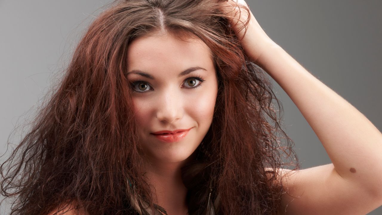 Why Your Hair Turns Frizzy In Winter- And 5 Natural Fixes That Actually Work