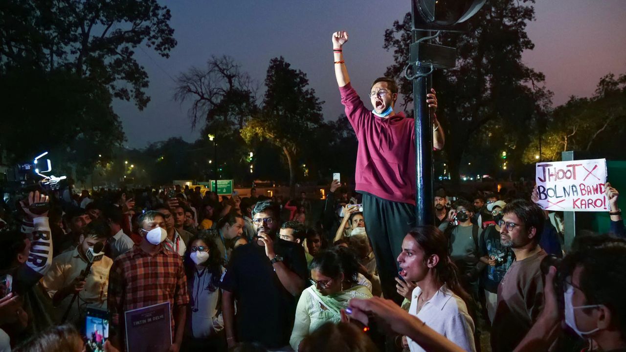 Delhi AQI: Hundreds gather, dozens held as India Gate sees protest against air pollution
