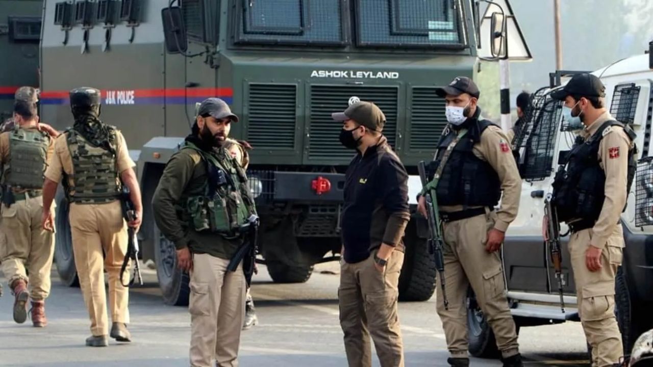 J&K police bust major terror network; Arrest 7, recover 2,900 kg explosives