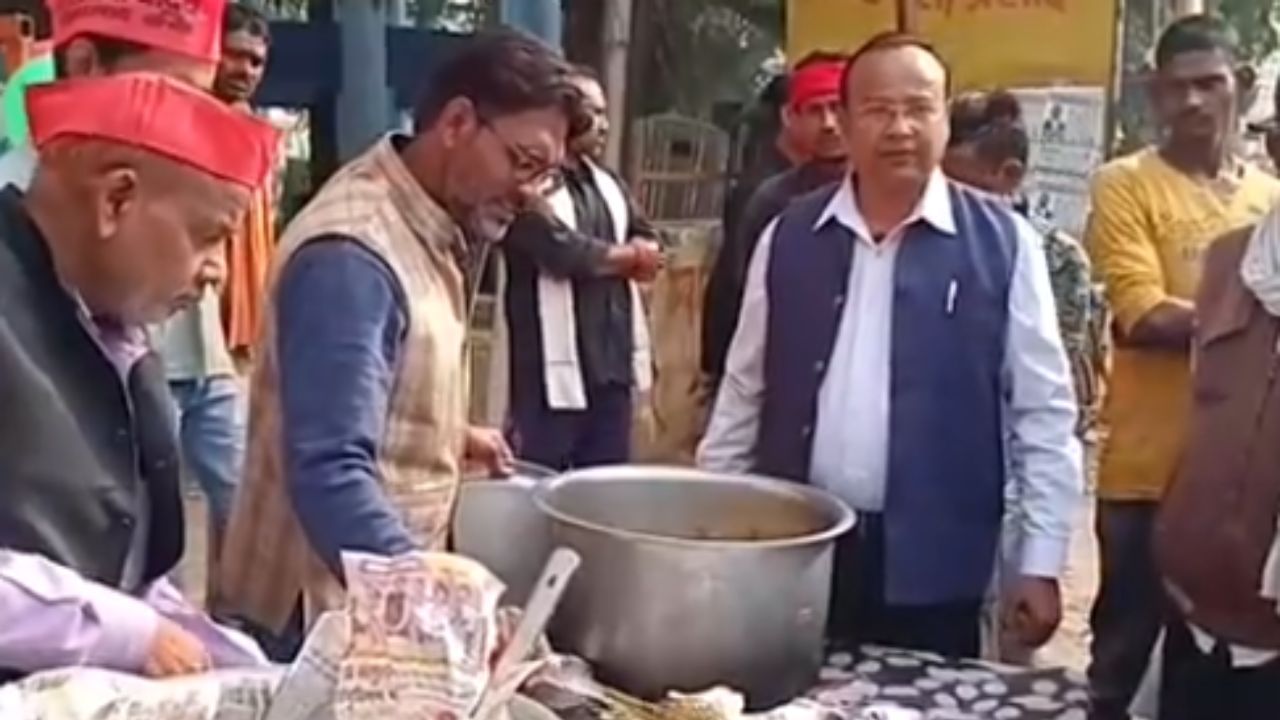 Watch Video: SP workers mark Mulayam Singh Yadav’s Birth Anniversary with service in Sonbhadra