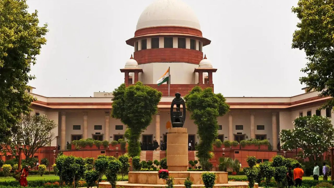 SC Seeks Response from Centre, EC on PIL Over Rules for Political Parties
