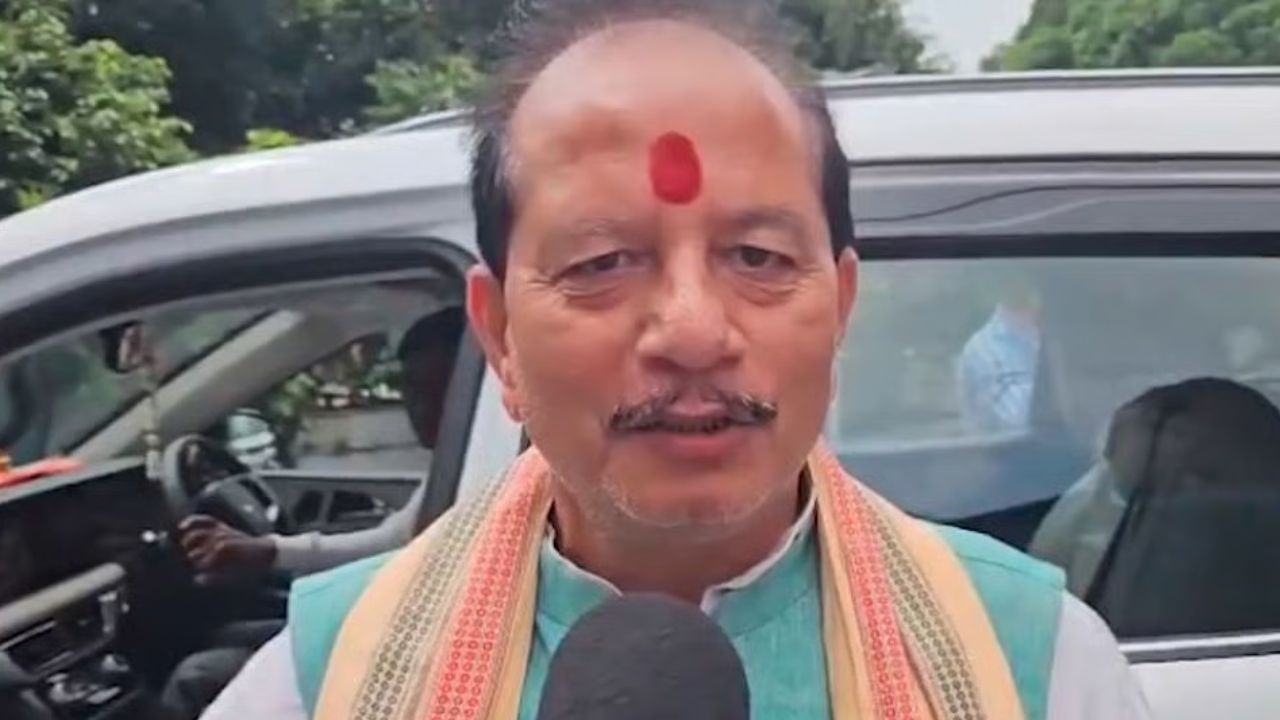 Bihar Deputy CM Vijay Kumar Sinha’s convoy pelted with stones; Click here for details