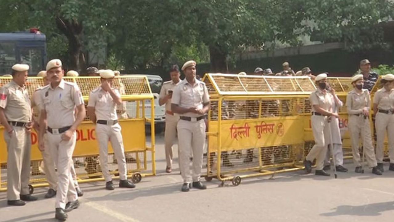 Delhi: Man shoots self at Jantar Mantar; Police begins investigation