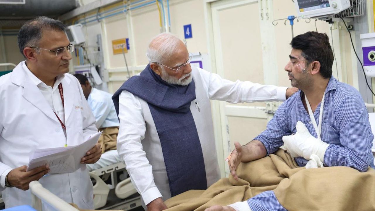 Delhi Blast: PM Modi visits LNJP hospital; Meets victims of Red Fort case