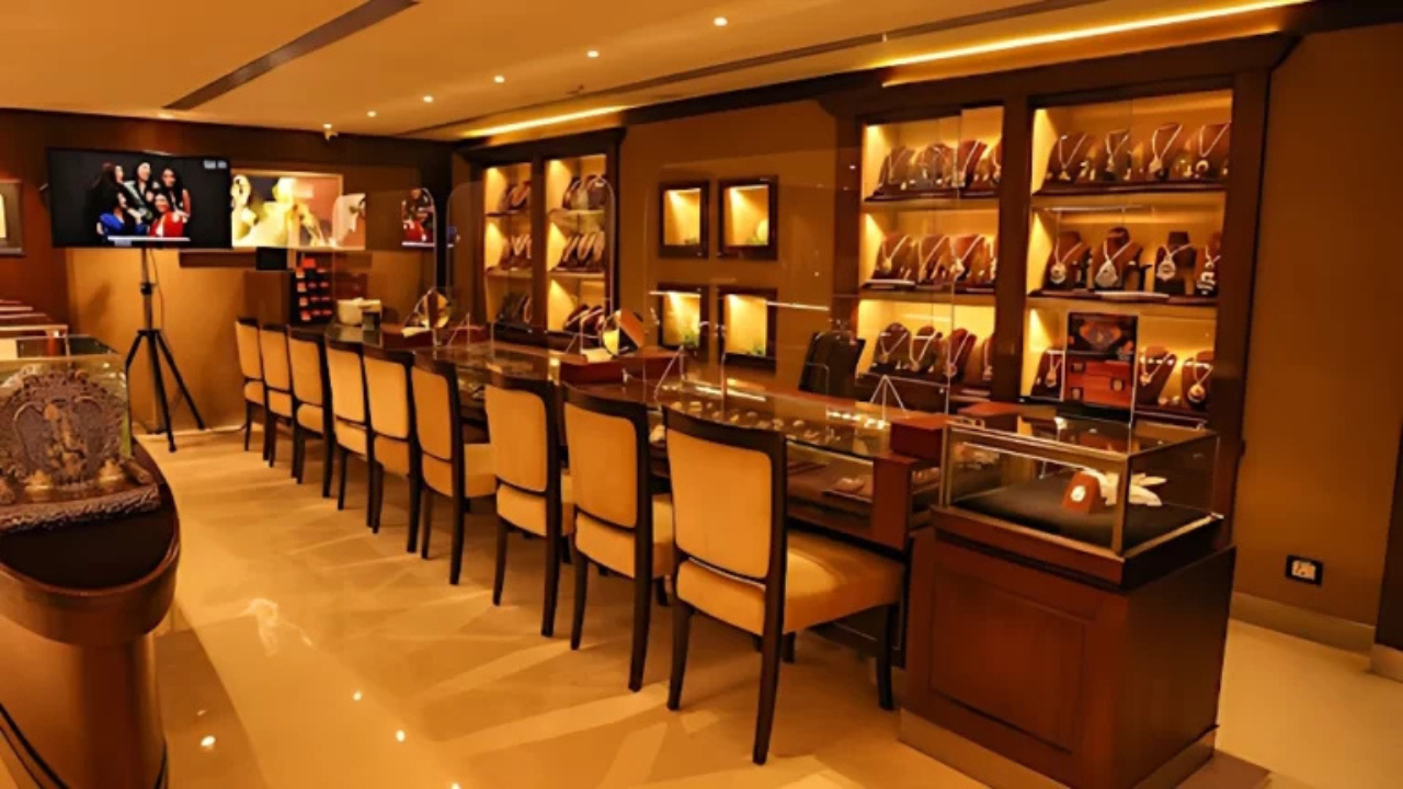 Ahmedabad jeweller slaps alleged female robber 15 times after chilli powder attack; equality or excess?