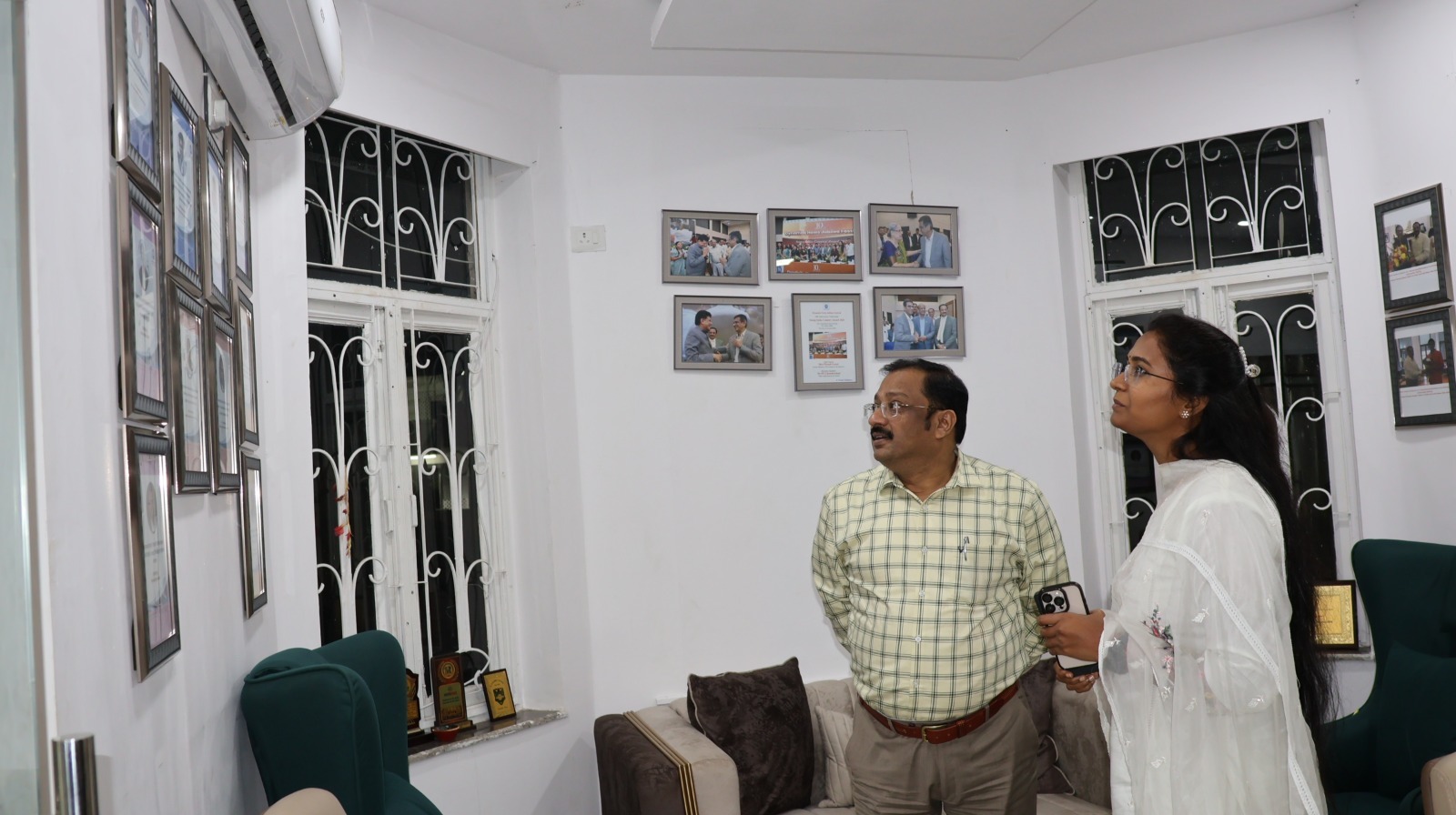 Nandini views pictures of DN 10th Anniversary Event