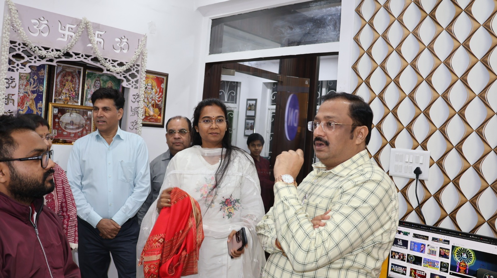 E-in-C Aakash introduces DN Team to Nandini