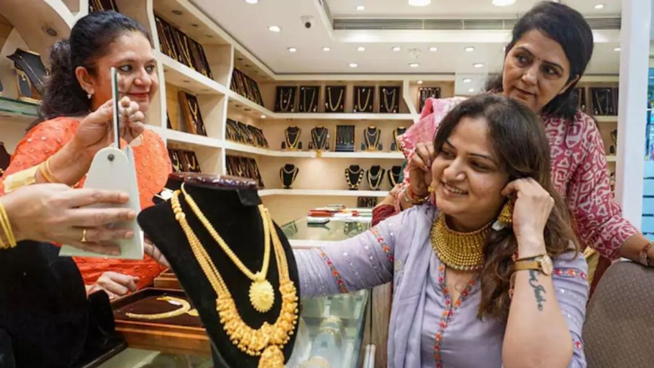 Gold prices fall slightly across India amid weak global cues; Check price here