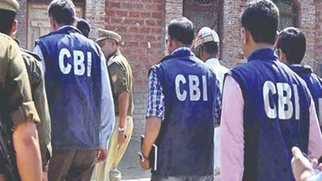 CBI arrests two Postal Officials red-handed in Jalaun in bribery case