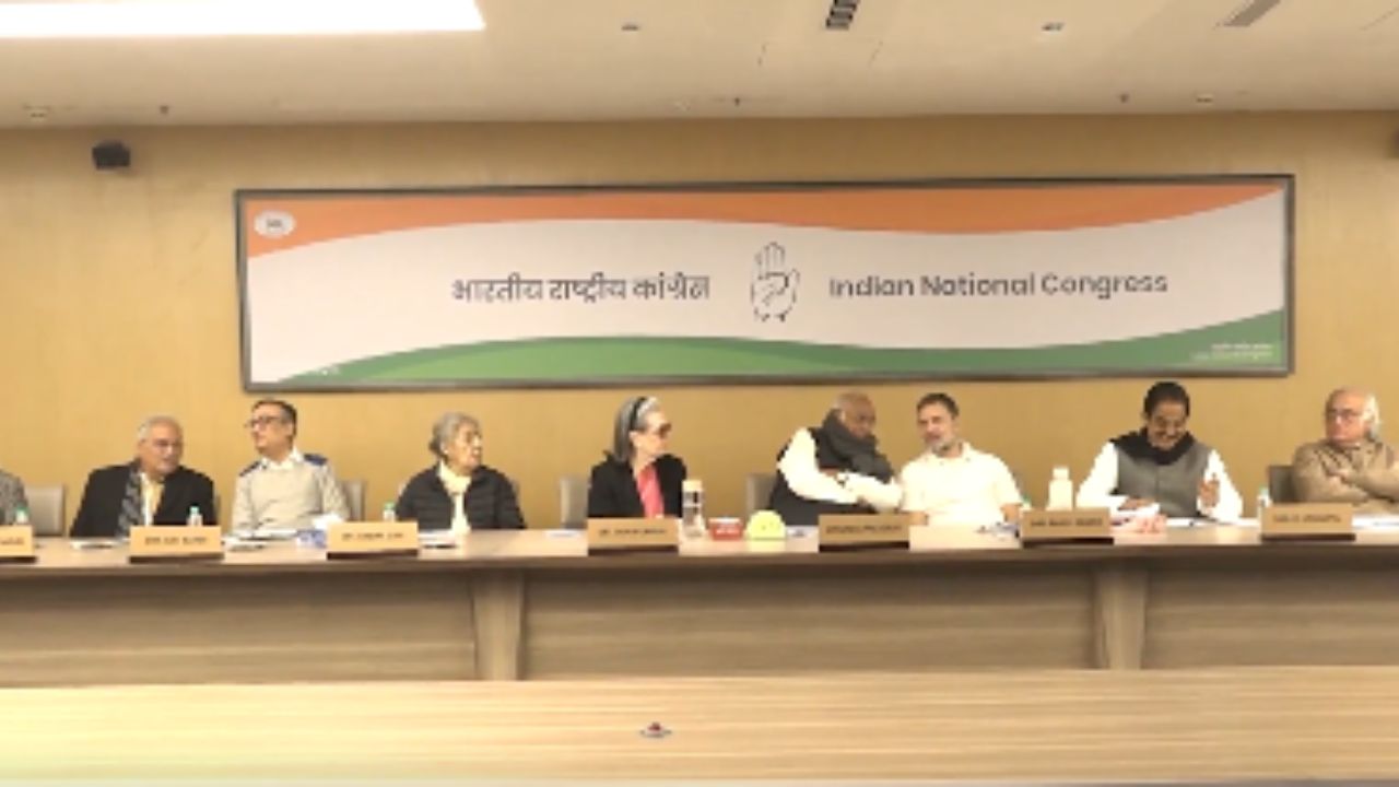 Congress CWC meeting begins at Indira Bhawan; Rahul, Sonia Gandhi in attendance
