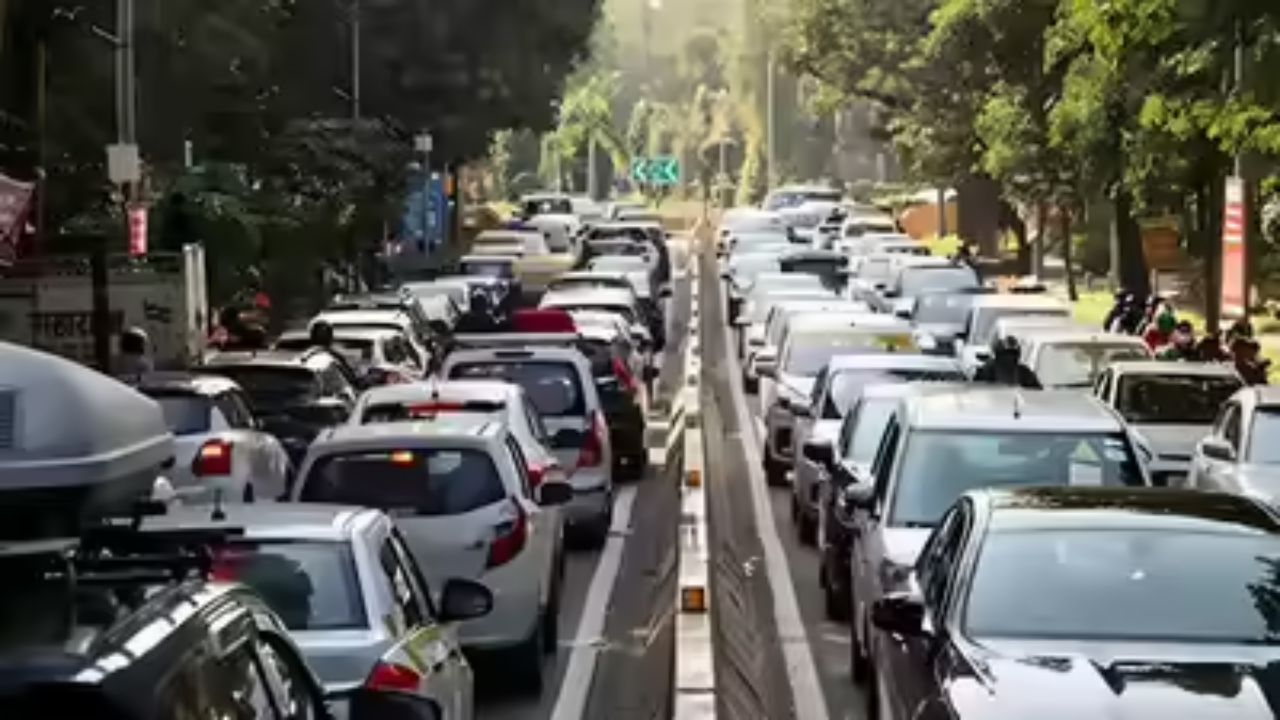 Special EV Plan: Will Petrol-CNG cars get costlier in Delhi?