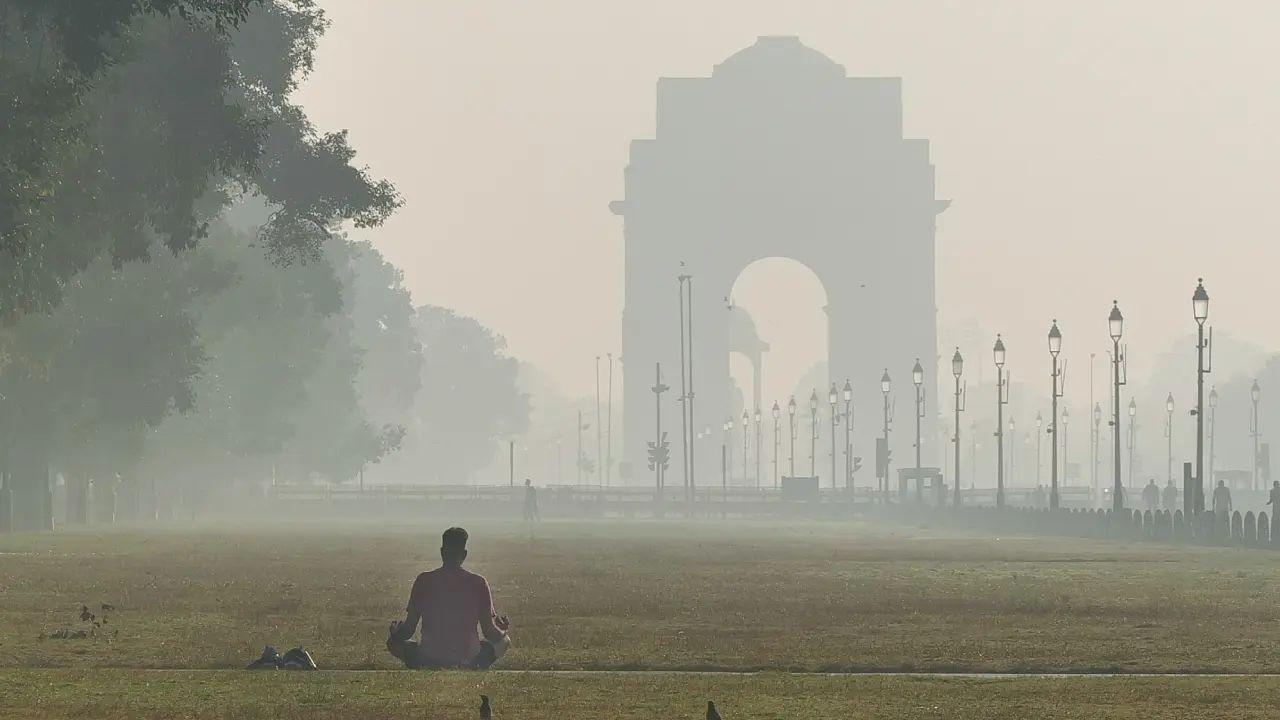 Delhi shivers as temperature drops below normal; Air quality slips to ‘Very Poor’ at AQI 301