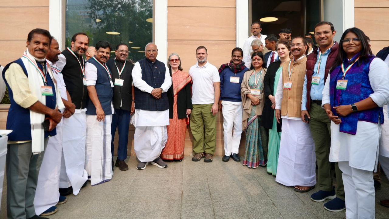Congress President Mallikarjun Kharge, Sonia Gandhi and Leader of the Opposition in the Lok Sabha Rahul Gandhi with INC Kerala team at Indira Bhawan in New Delhi Congress President Mallikarjun Kharge, Sonia Gandhi and Leader of the Opposition in the Lok Sabha Rahul Gandhi with INC Kerala team at Indira Bhawan in New Delhi