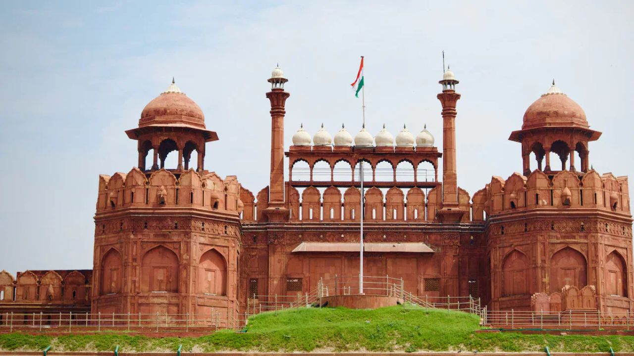 Red Fort: A UNESCO World Heritage Site, the Red Fort stands as the grand symbol of Mughal power and India’s independence narrative. Its sprawling courtyards, marble halls and iconic Lahori Gate make it one of Delhi’s most compelling historic sites.