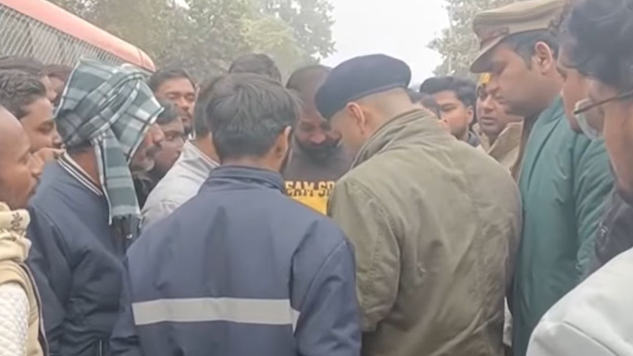 Video: Youth dies after alleged hospital negligence in Raebareli; massive protest by villagers