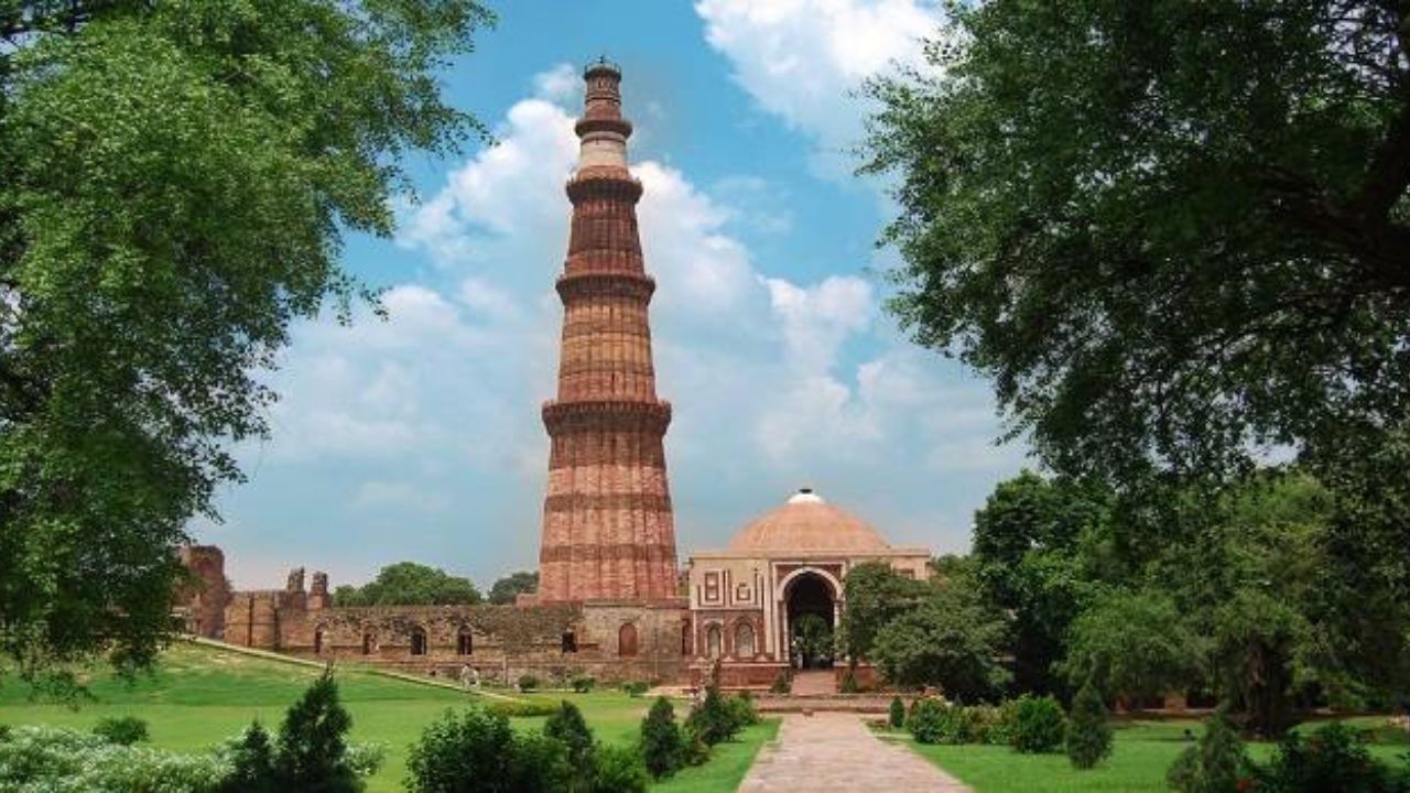 Qutub Minar: The soaring Qutub Minar, with its detailed carvings and centuries old stonework, is a stunning example of Indo Islamic architecture. Visitors can explore ancient pillars, mosques and stories from the Delhi Sultanate era.