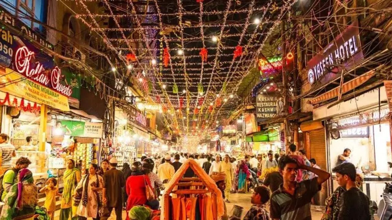 Chandni Chowk: Chandni Chowk is the beating heart of Old Delhi. From legendary street food to jewellery, textiles and spices, this bustling bazaar gives visitors an authentic taste of the city’s heritage and flavours.