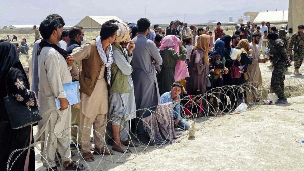 Pakistan shuts Afghan refugee camps, sparks mass repatriation