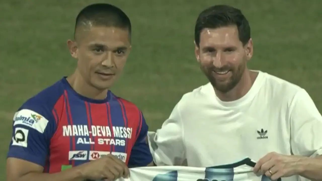 Lionel Messi visits Wankhede stadium; Gifts Argentina jersey to Sunil Chhetri