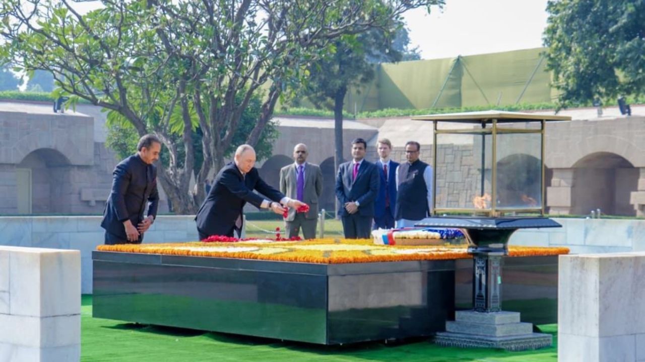 On the morning of December 5, Putin visited Rajghat to pay homage to Mahatma Gandhi, signing the visitors’ book and leaving a note about Gandhi’s enduring legacy.