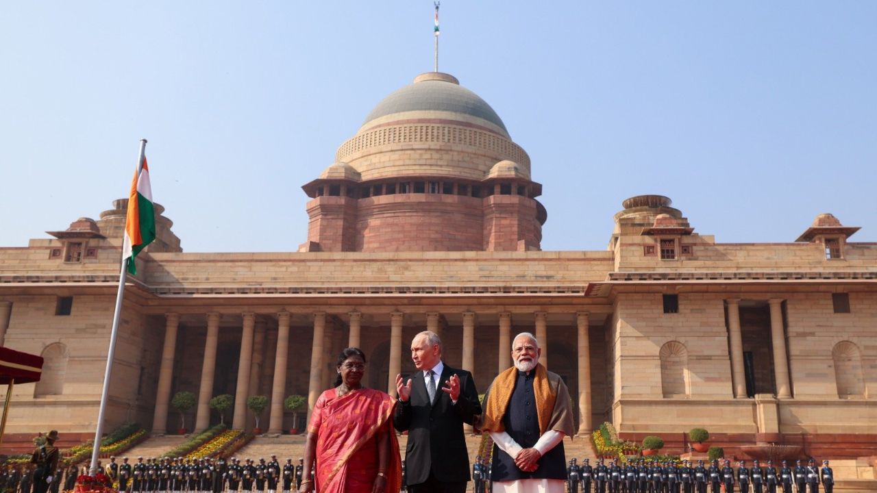 Later on December 5, Putin received a formal ceremonial welcome at Rashtrapati Bhavan, where PM Modi and President Droupadi Murmu greeted him alongside senior dignitaries.