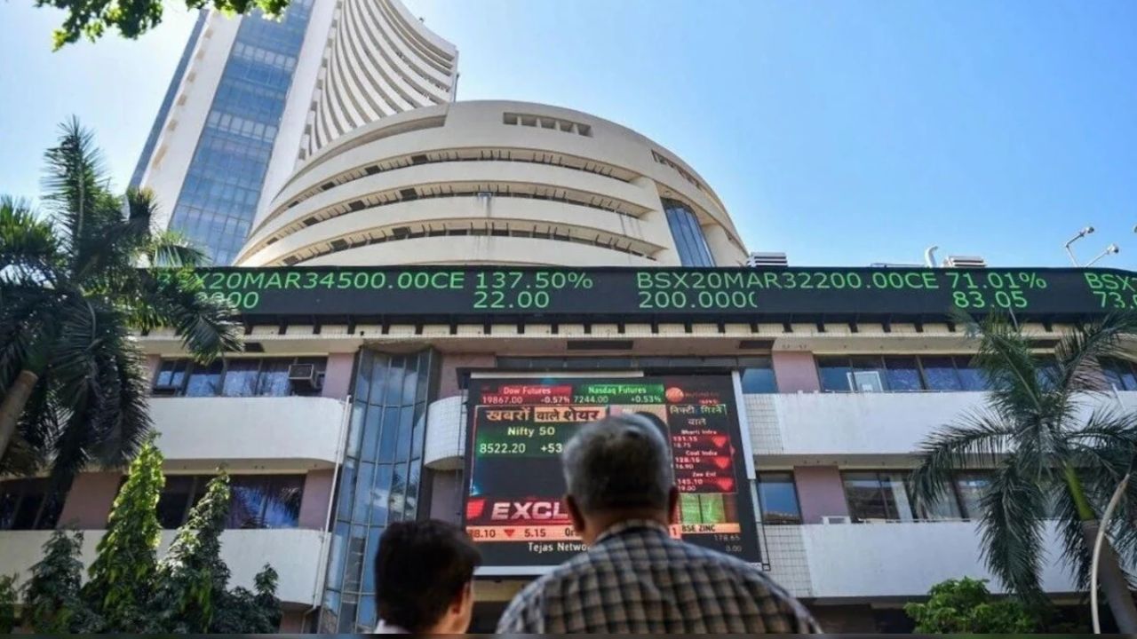 Indian Stock Market turns red after flat start; Experts urge long-term focus