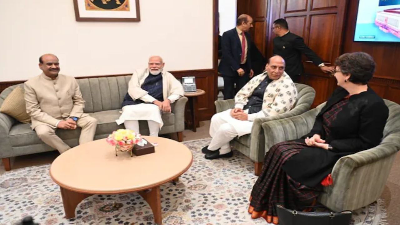 PM Modi meets Opposition Leaders over tea after Winter Session ends