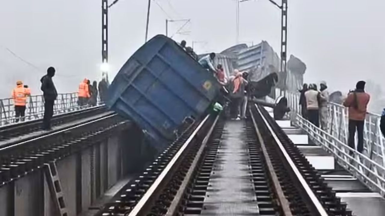 Major train accident on Bihar-Jharkhand border; 8 wagons derailed, 3 fall into river