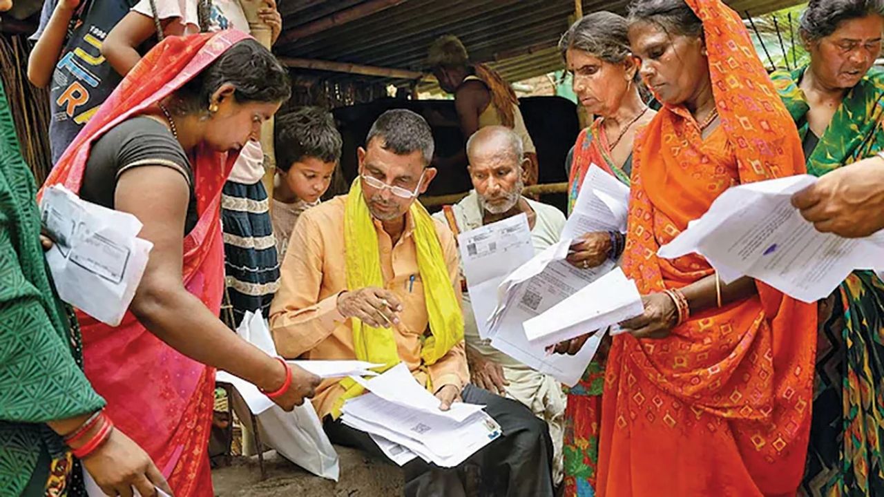 SP engages voters in Mainpuri as EC grants only one-week SIR extension; Watch video