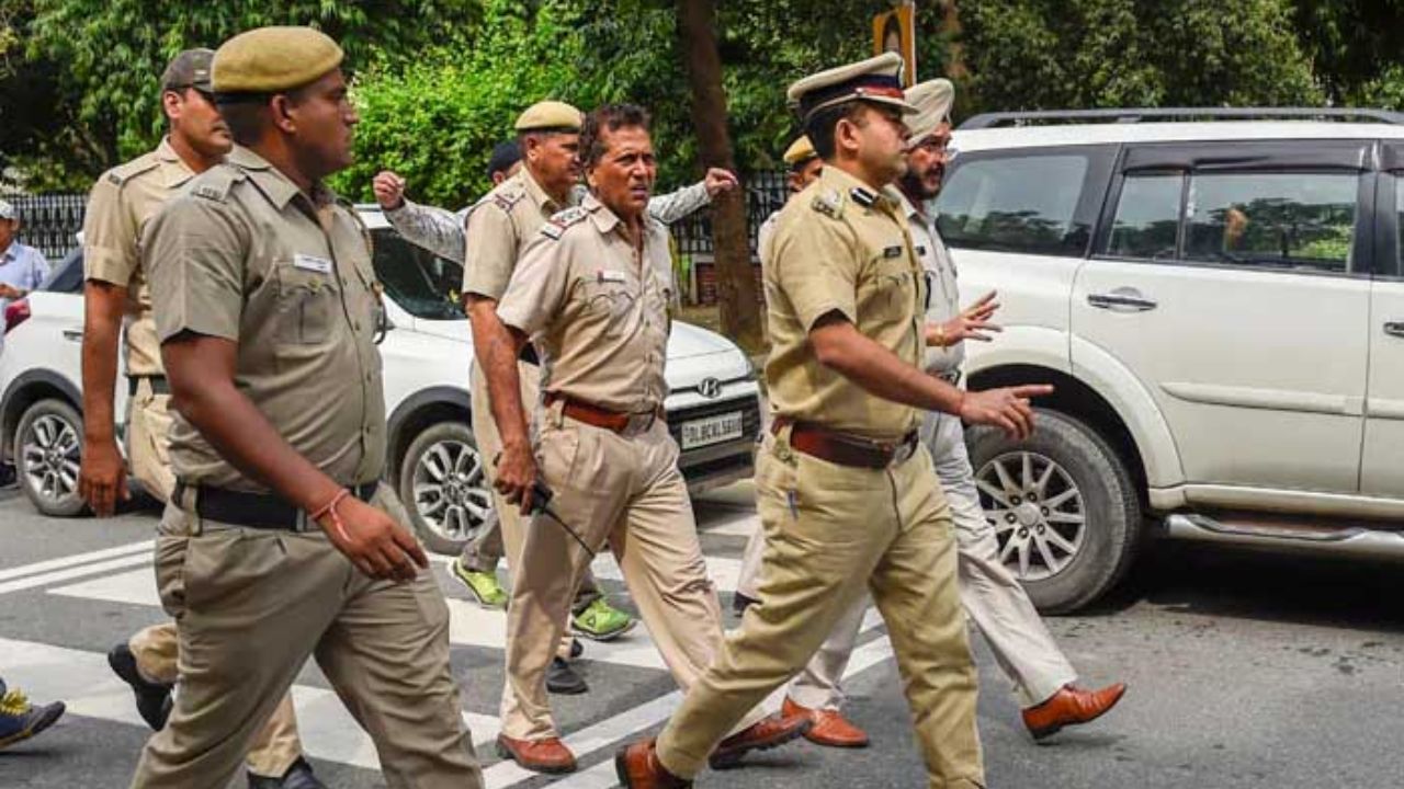 UP STF busts interstate liquor smuggling gang; Recovers 13,812 bottles in Lucknow