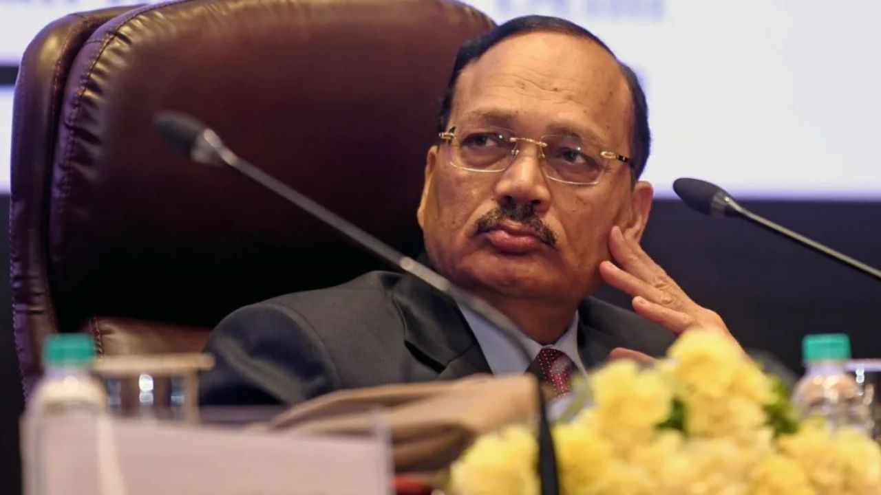 Delhi Pollution Hits Supreme Court: CJI Surya Kant urges lawyers for hybrid appearances amid hazardous AQI