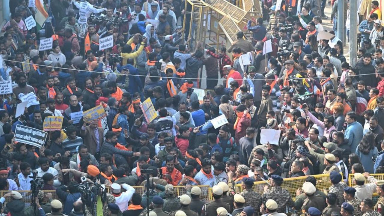Delhi: VHP protests at Bangladesh High Commission over atrocities against Hindus; Clash with Police