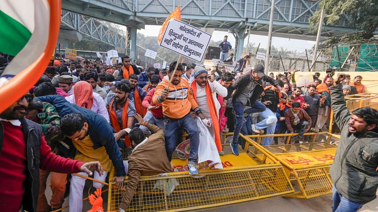 Clash erupts during protest outside Bangladeshi deputy high commission in Kolkata; Several injured