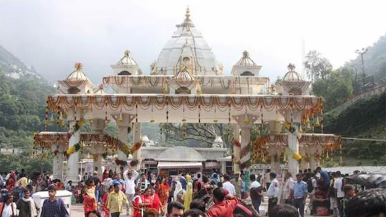 Thousands of devotees flock to Mata Vaishno Devi Shrine for New Year Blessings